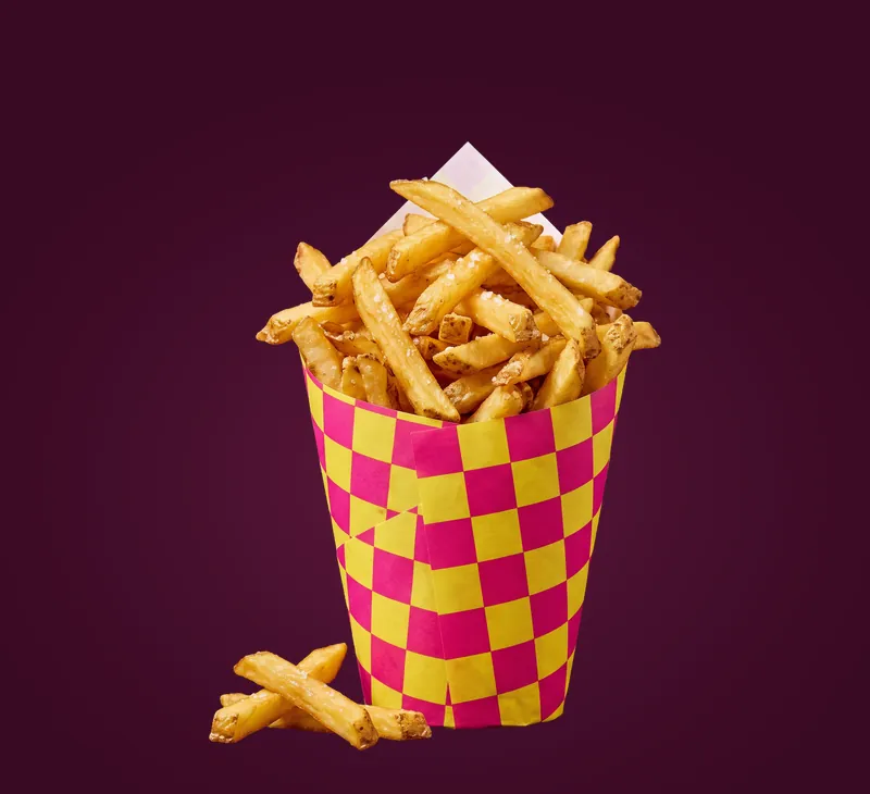 Frites maison dans un cornet à damier rose et jaune